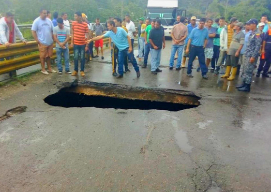 Restringen el paso en la Troncal 5 por colapso del puente Chururú #26Jun (fotos)