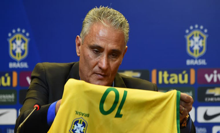 No pudo con la emoción: Tite RODÓ en medio en la celebración del primer gol de Brasil (Video)