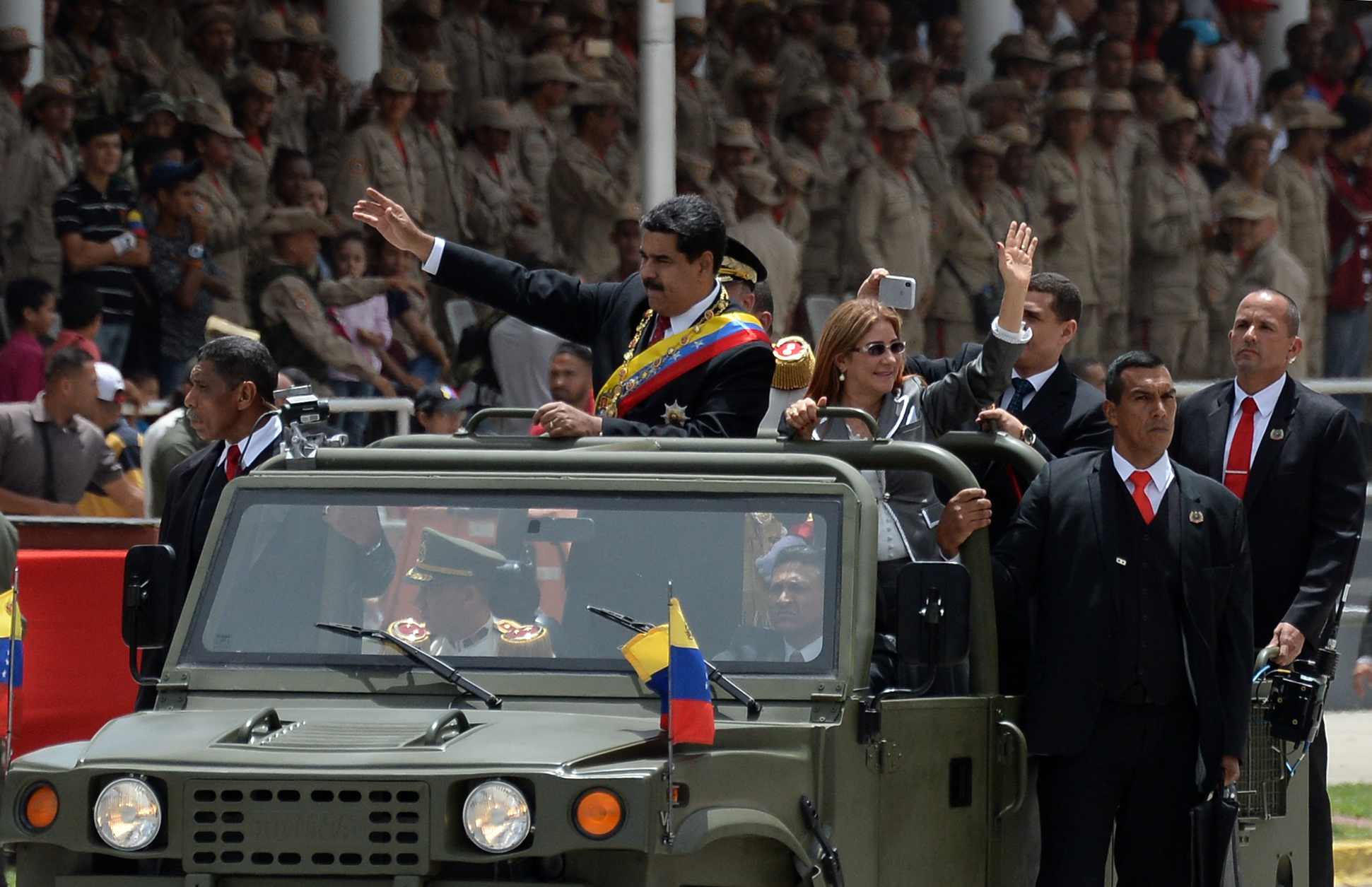 VIDEO: La deplorable forma en la que practican los militares para el desfile del 5 de Julio