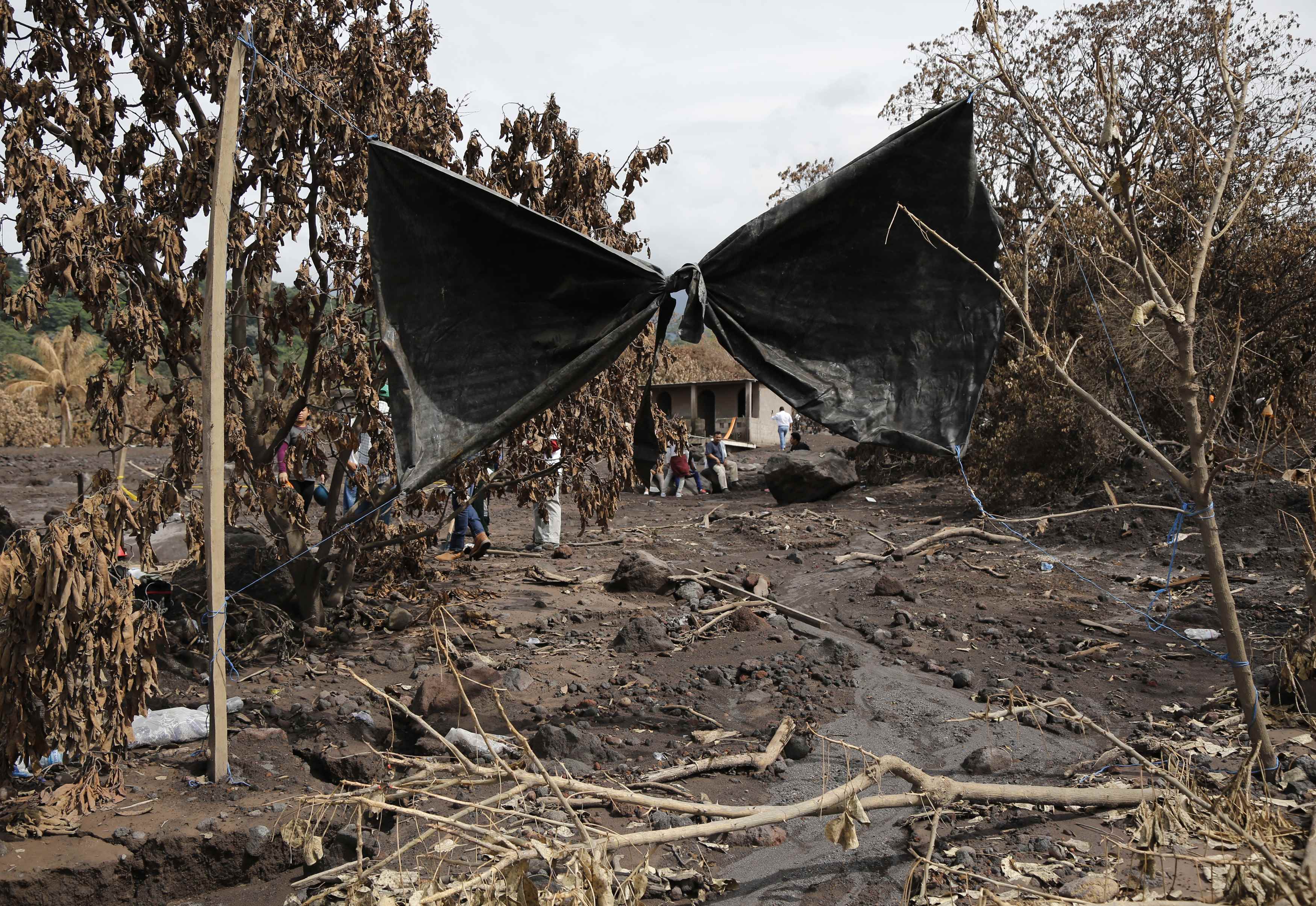 Guatemala recuerda a los héroes caídos a un mes de la erupción del volcán