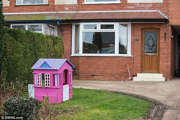 Niña de seis años se colgó accidentalmente en su habitación mientras jugaba con dos cuerdas