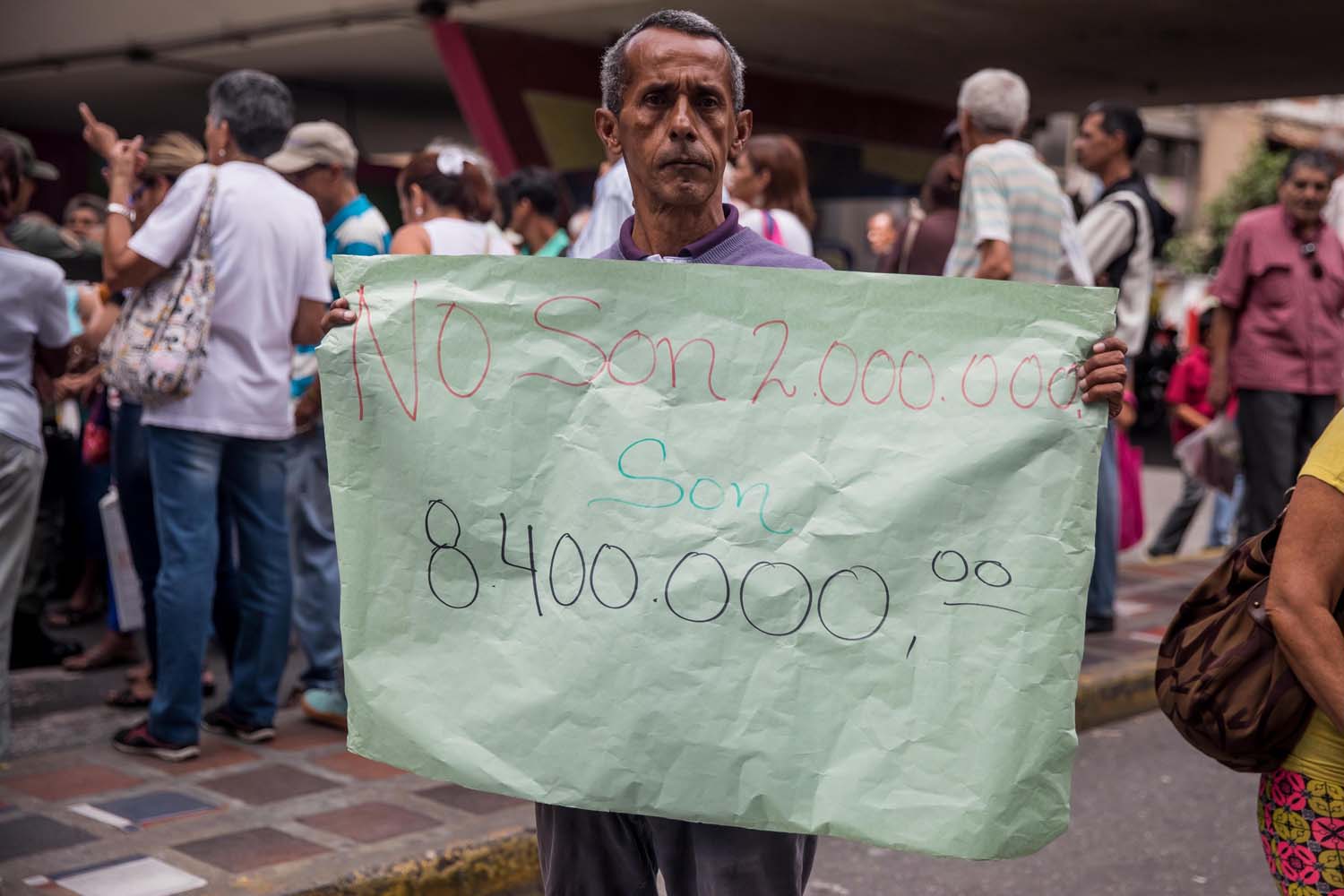 Pensionados en jaque por falta de tarjetas de débito; bancos alegan que no hay material