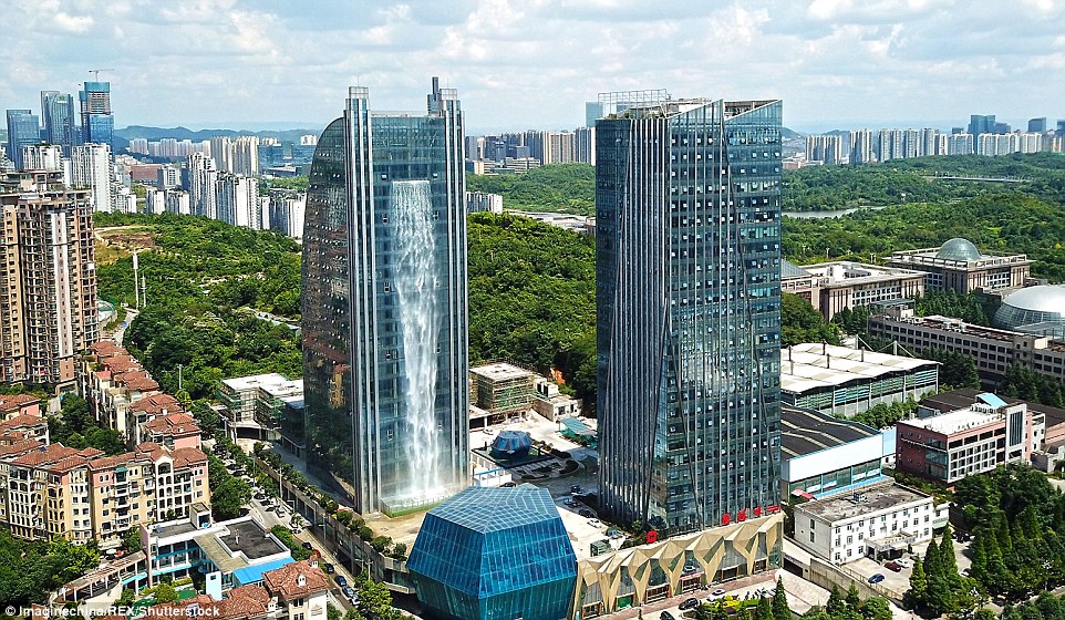 La espectacular cascada artificial de 100 metros de alto construida en un edificio (FOTOS)