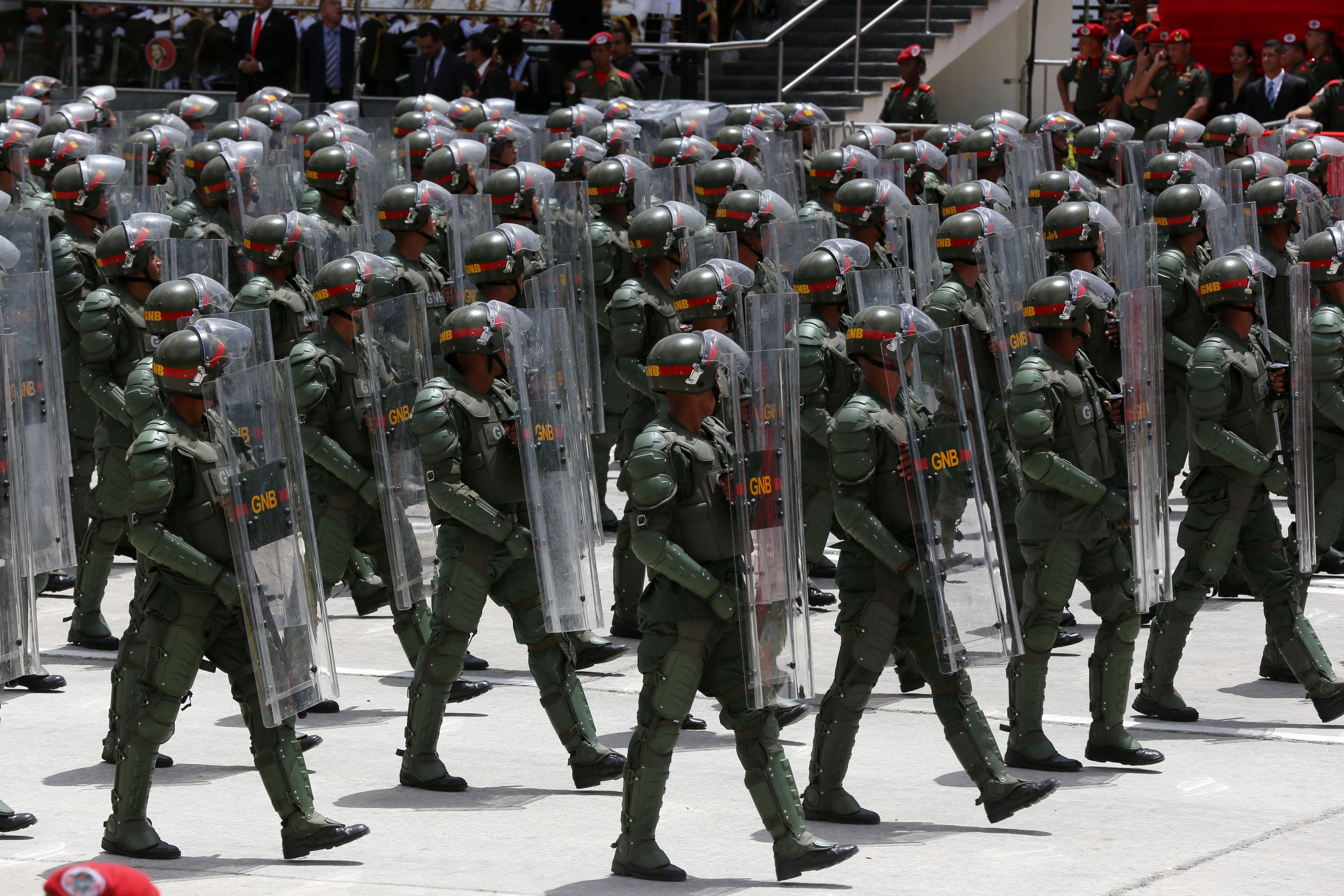 VERGONZOSO: Mientras médicos, enfermeros y profesores mueren de hambre, así cobran los represores de la Fanb (DOCUMENTO)