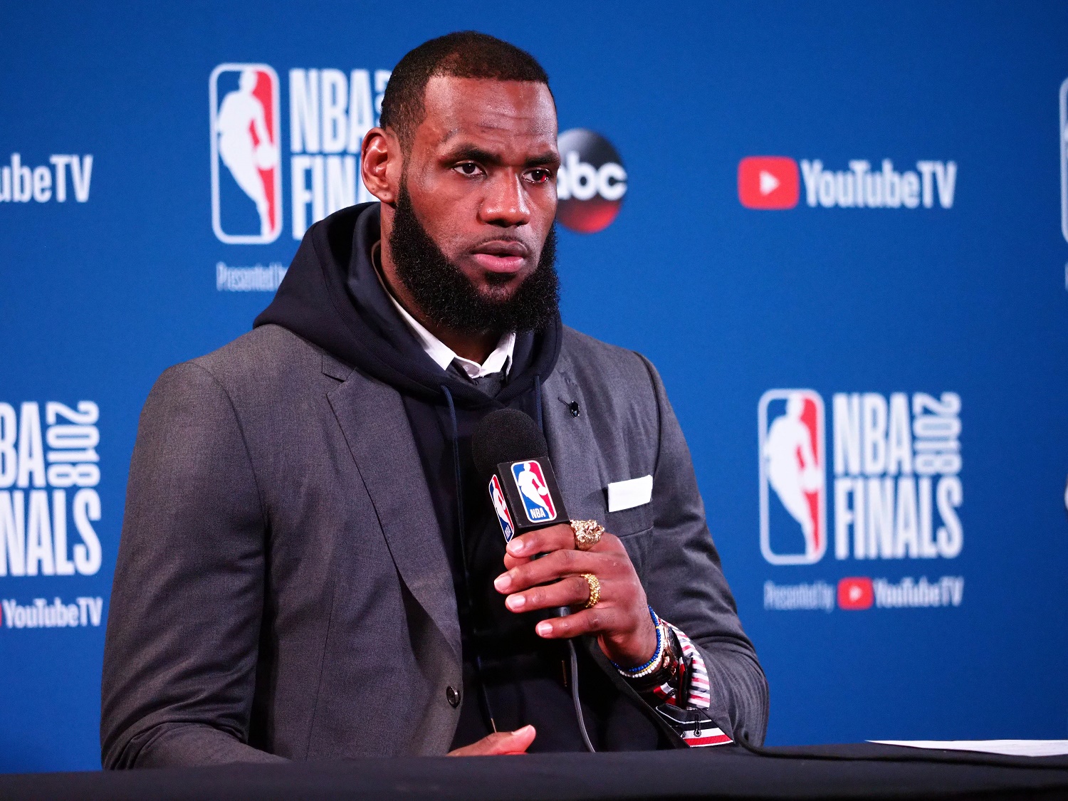 ¡Batacazo! LeBron James firma contrato de cuatro años con los Lakers