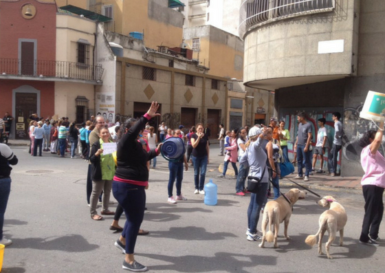 En La Candelaria también protestan por falta de agua #2Jul (video)