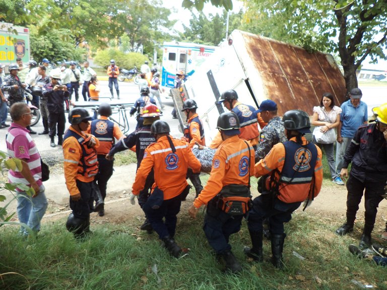 Al menos tres heridos tras vuelco de “perrera” en Carabobo #9Jul (Fotos)