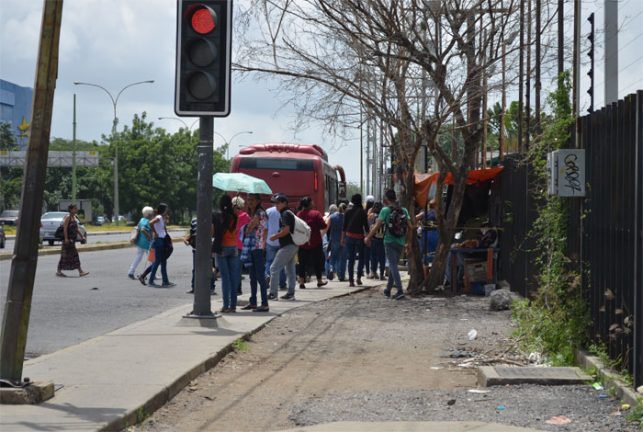 Gobierno somete a larenses a utilizar transporte militar improvisado en medio de la crisis