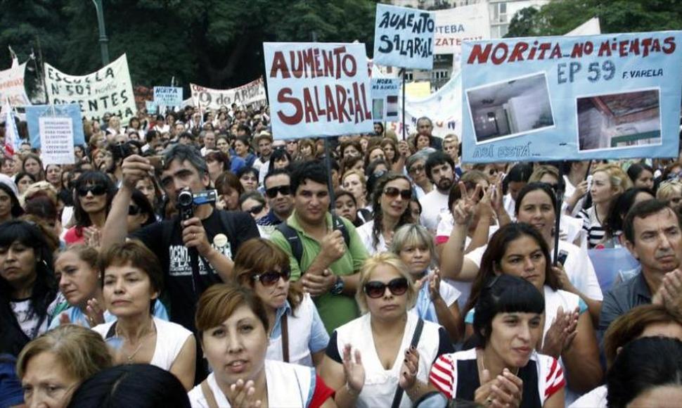 Docentes de Argetina paralizan clases por reclamos salariales