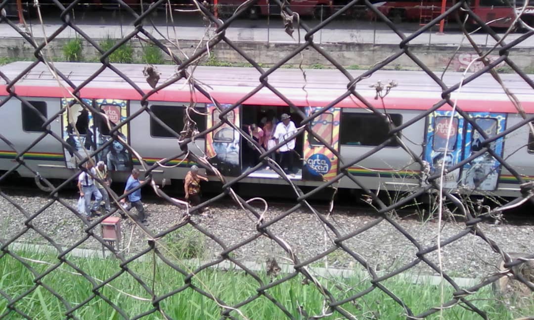 ¡Lo agarraron de guachafa! Así tuvieron que salir del Metro en Agua Salud ante nueva falla #11Jul (Videos y fotos)