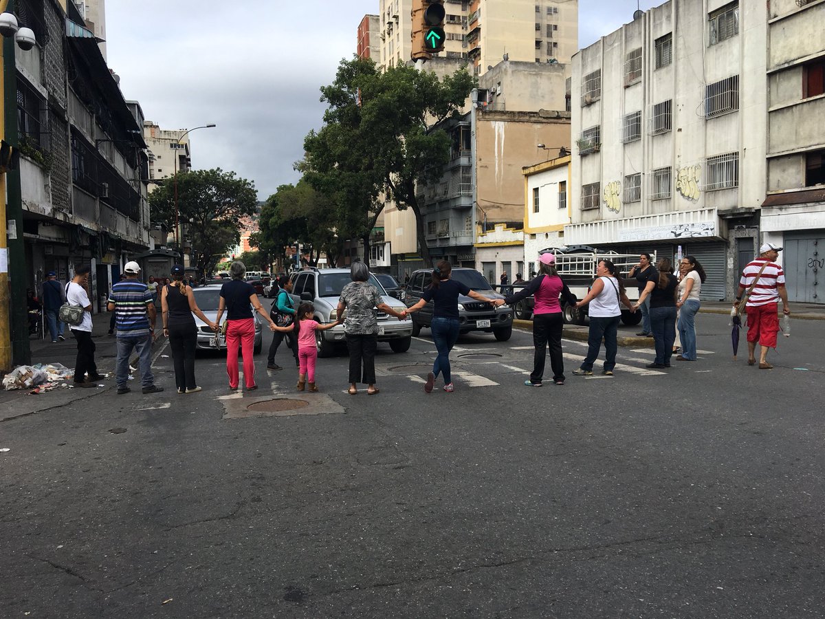 Trancan la avenida Baralt por falta de agua #2Jul (fotos)