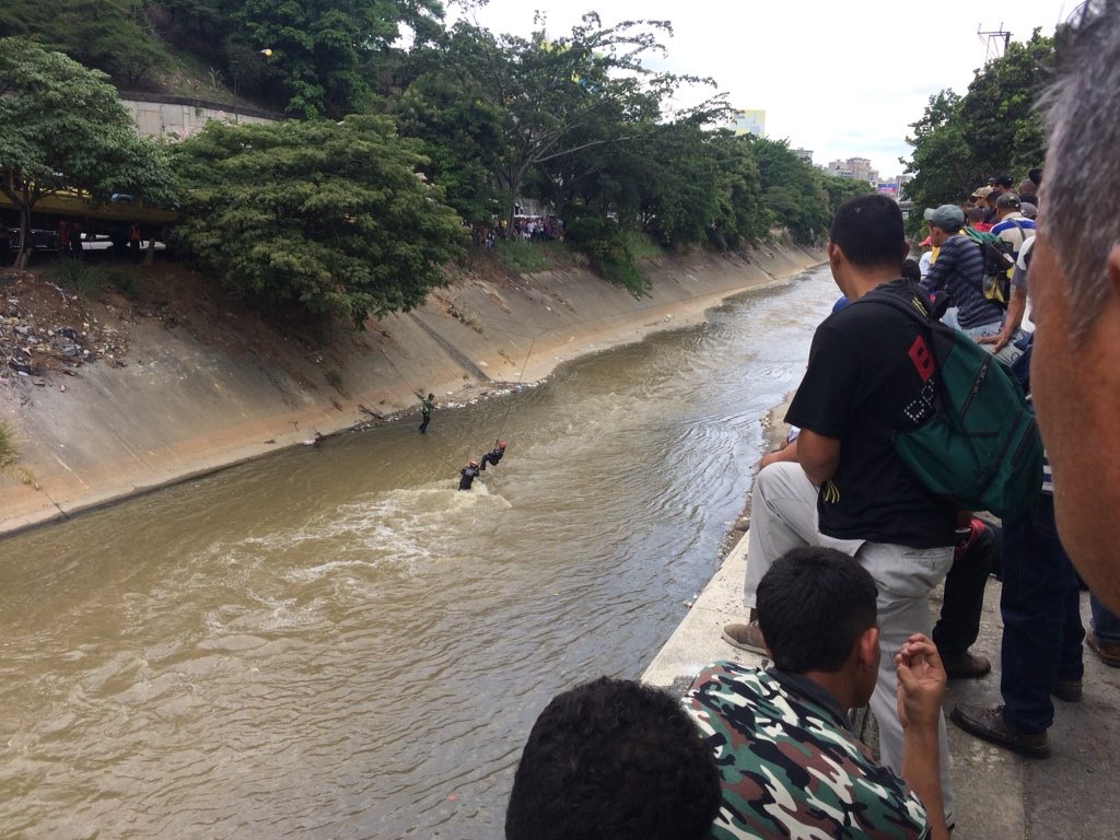 Más de cinco horas flotó un cadáver en el río Guaire