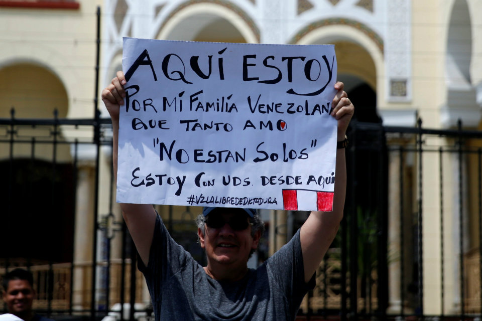 Perú aprueba norma que regula contratación de trabajadores venezolanos