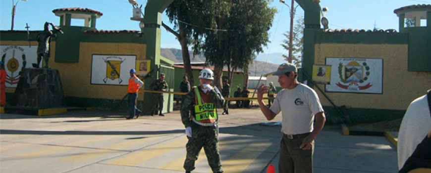 Soldado en Perú recibió paliza por no cantar tan alto el himno nacional