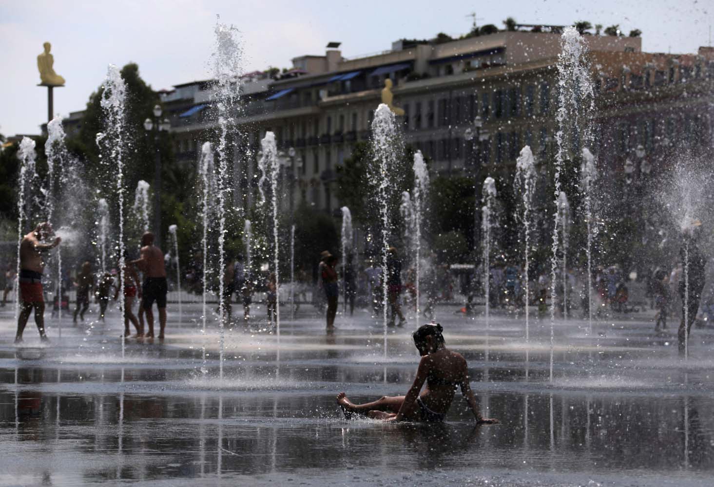 Intensa ola de calor no da tregua en Europa: El asfalto se derrite