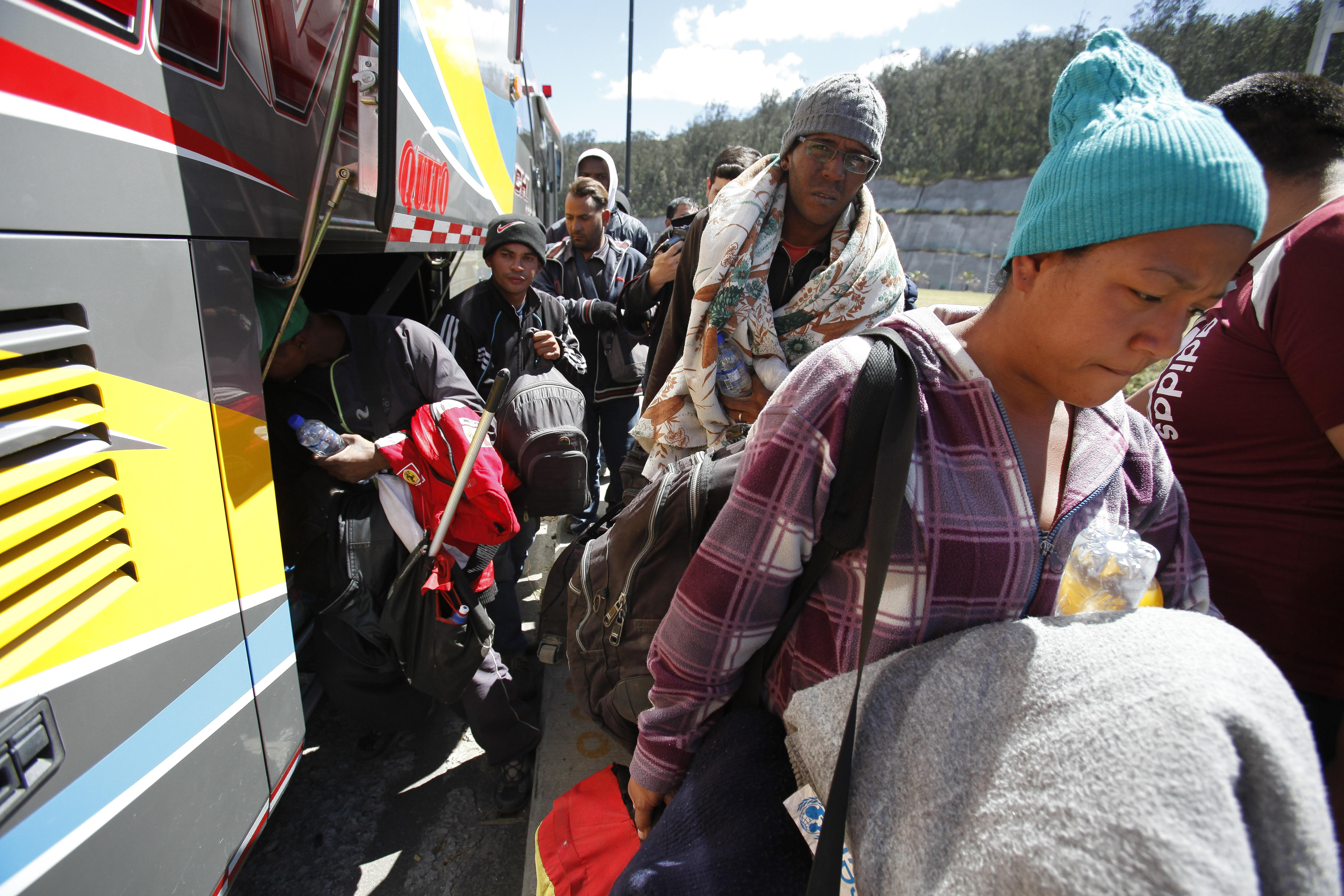 Justicia de Ecuador posterga el caso de venezolanos, en viacrucis hacia Perú