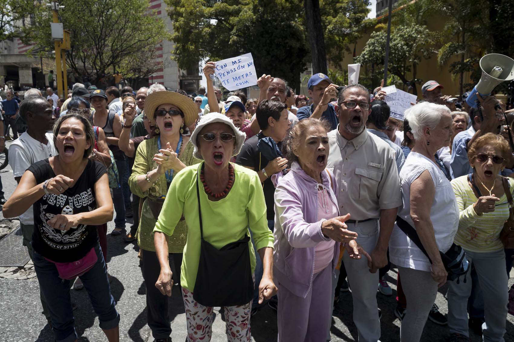 ¡Con mi pensión no te metas! gritaron los abuelos frente al Ivss (FOTOS)