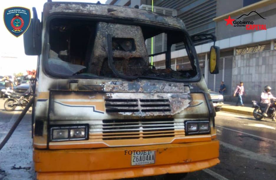 Reportan incendio en transporte público frente a estación Zona Rental #28Ago