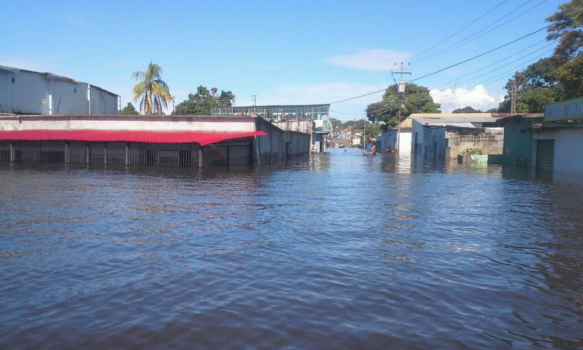 Habitantes de Caicara del Orinoco con el agua hasta el cuello por crecida del río #26Ago