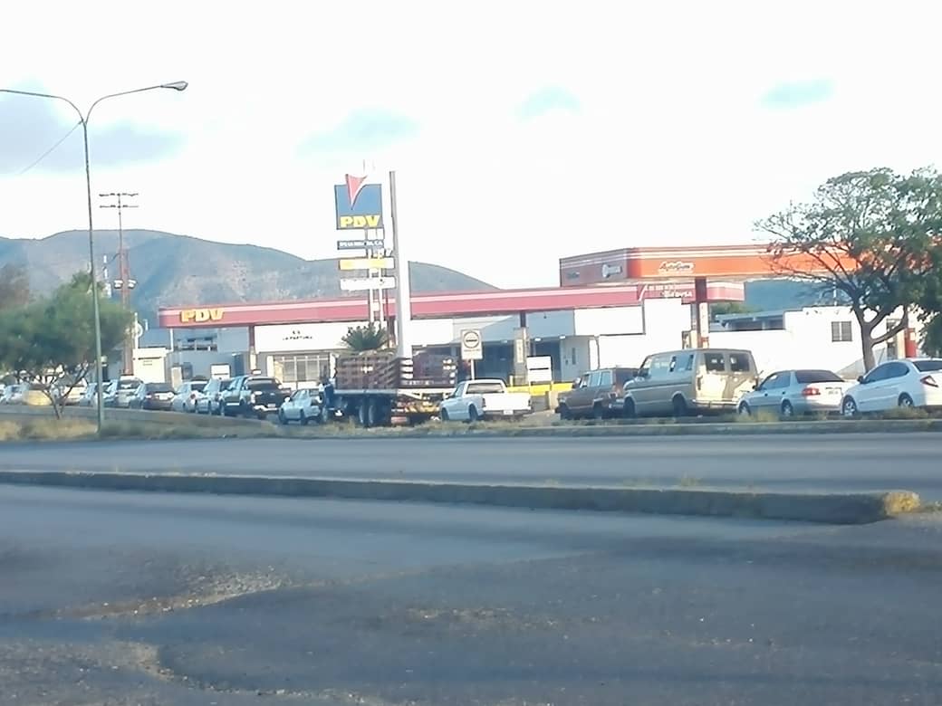 Largas colas para echar gasolina en Barquisimeto #20Ago