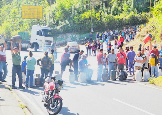 Cierran vía de El Tambor por irregularidades en venta de gas doméstico