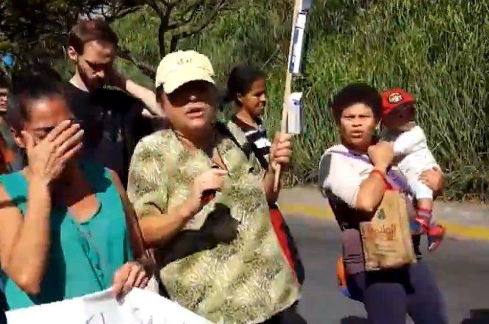 Vecina de La Vega rompe en llanto tras ser amenazada con quitarle el Clap (video)