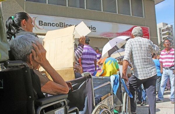 ¿Dónde está el efectivo? Pensionados solo pudieron retirar 200 soberanos de los bancos