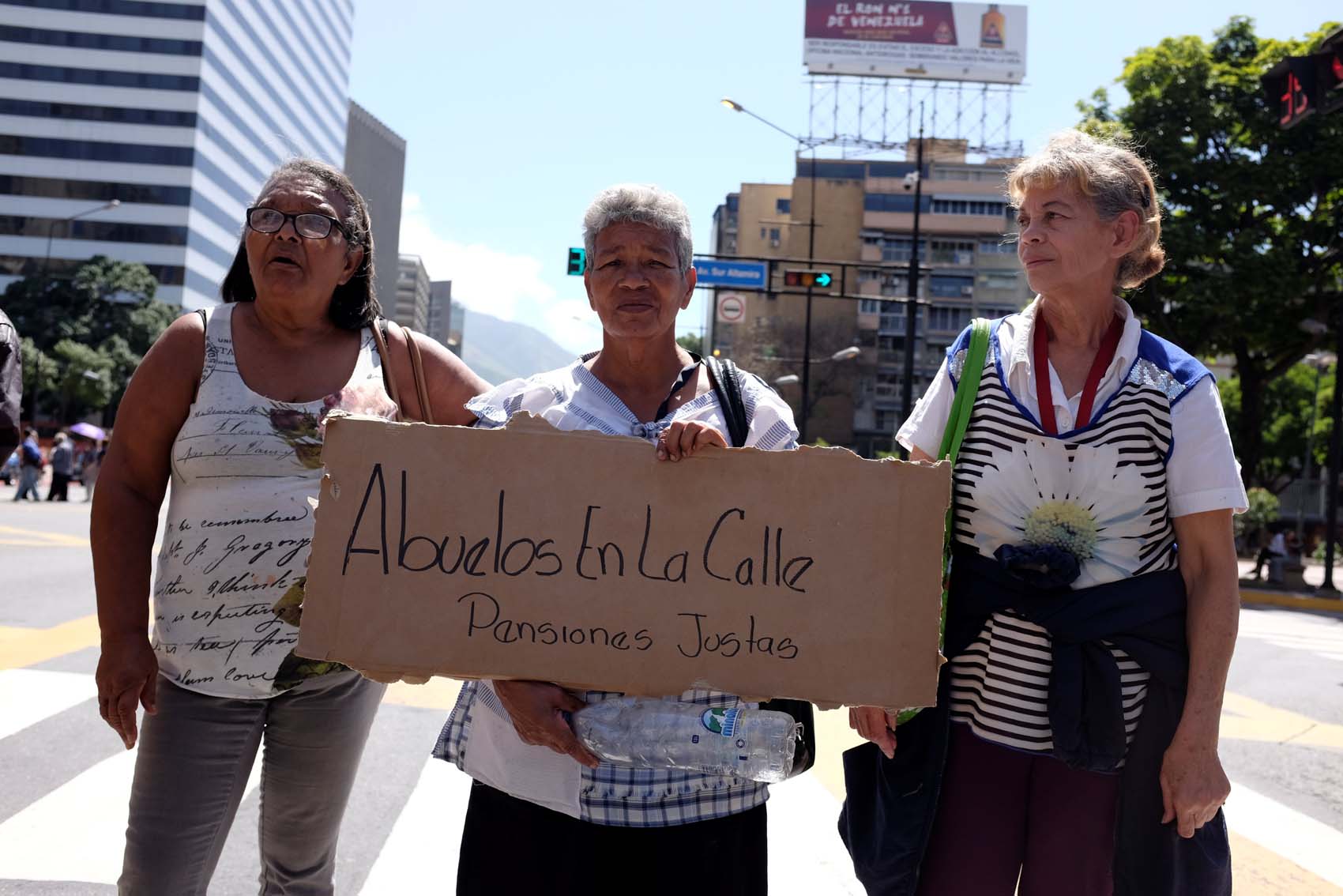 No queremos petros, queremos bolívares, gritaron pensionados frente a la Fiscalía