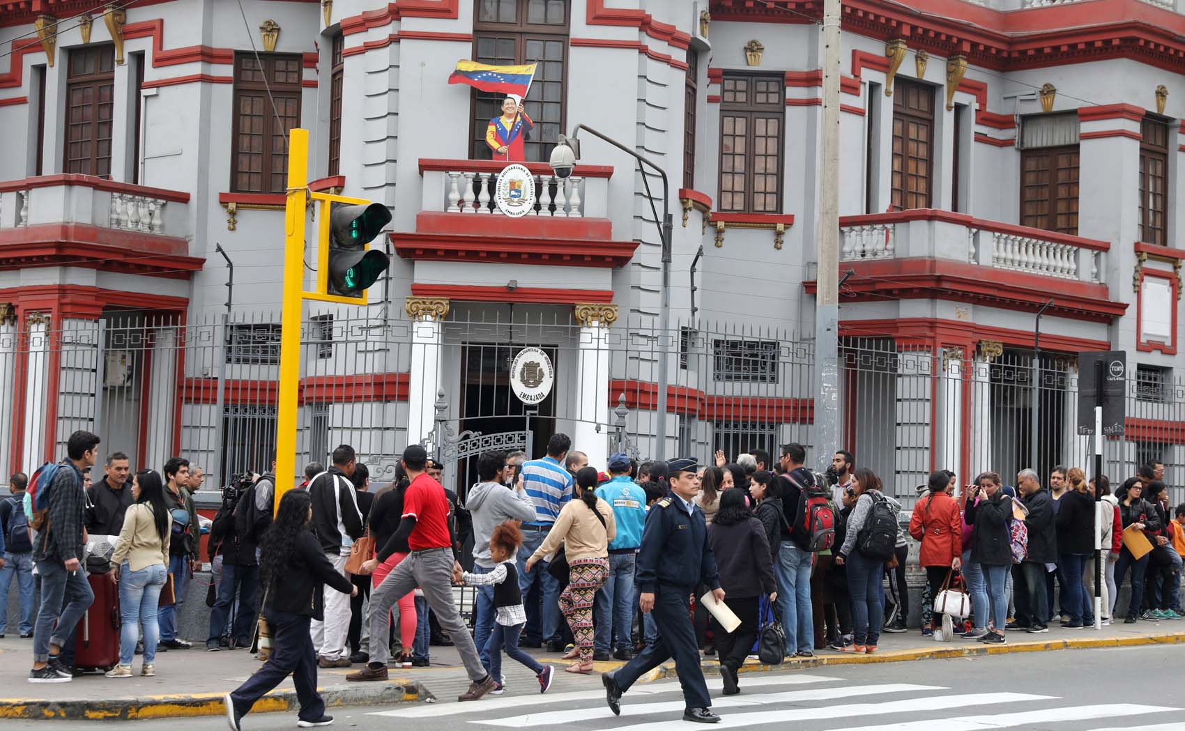 Venezolanos hacen cola frente a la embajada en Perú para regresar al país (fotos)