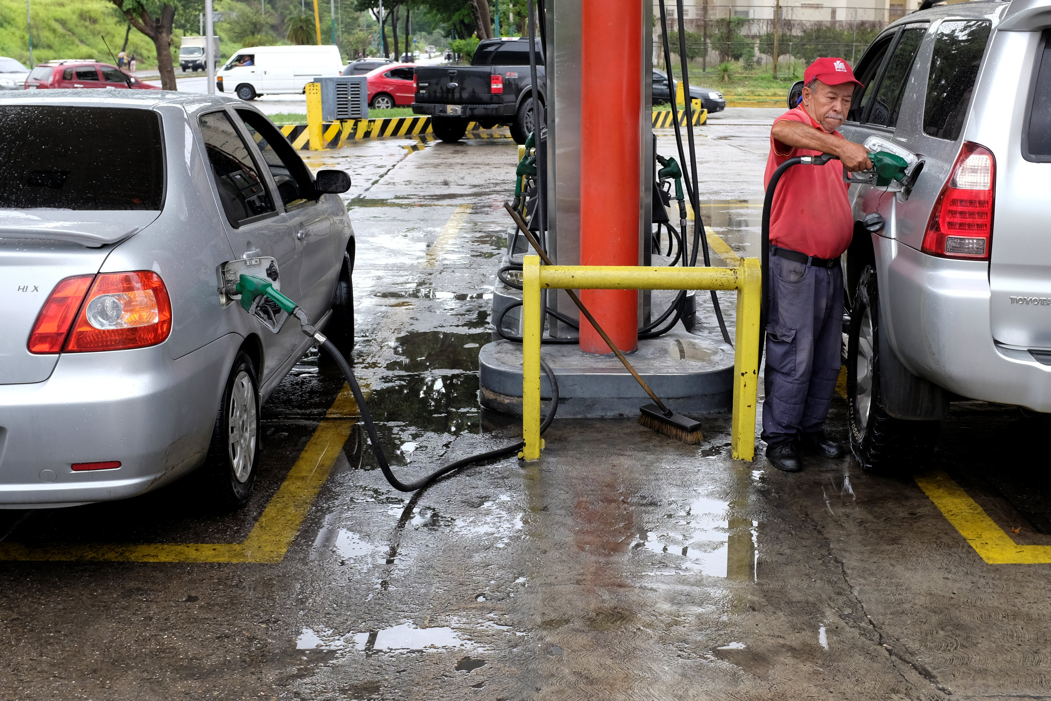 Maduro sabe que vendrán chanchullos con la gasolina pero solo vigilará a los transportistas