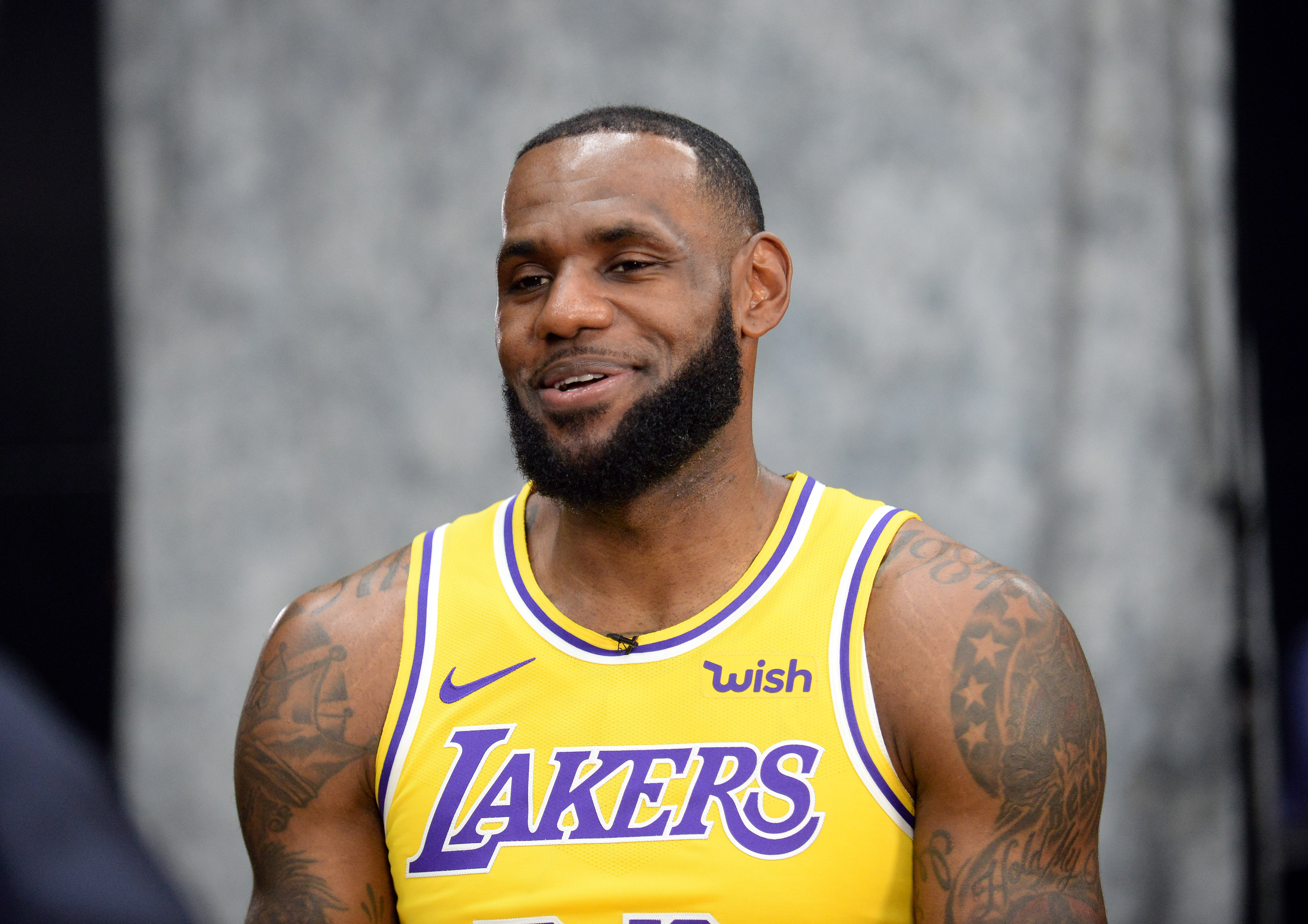 LeBron James gana su primer título de la temporada