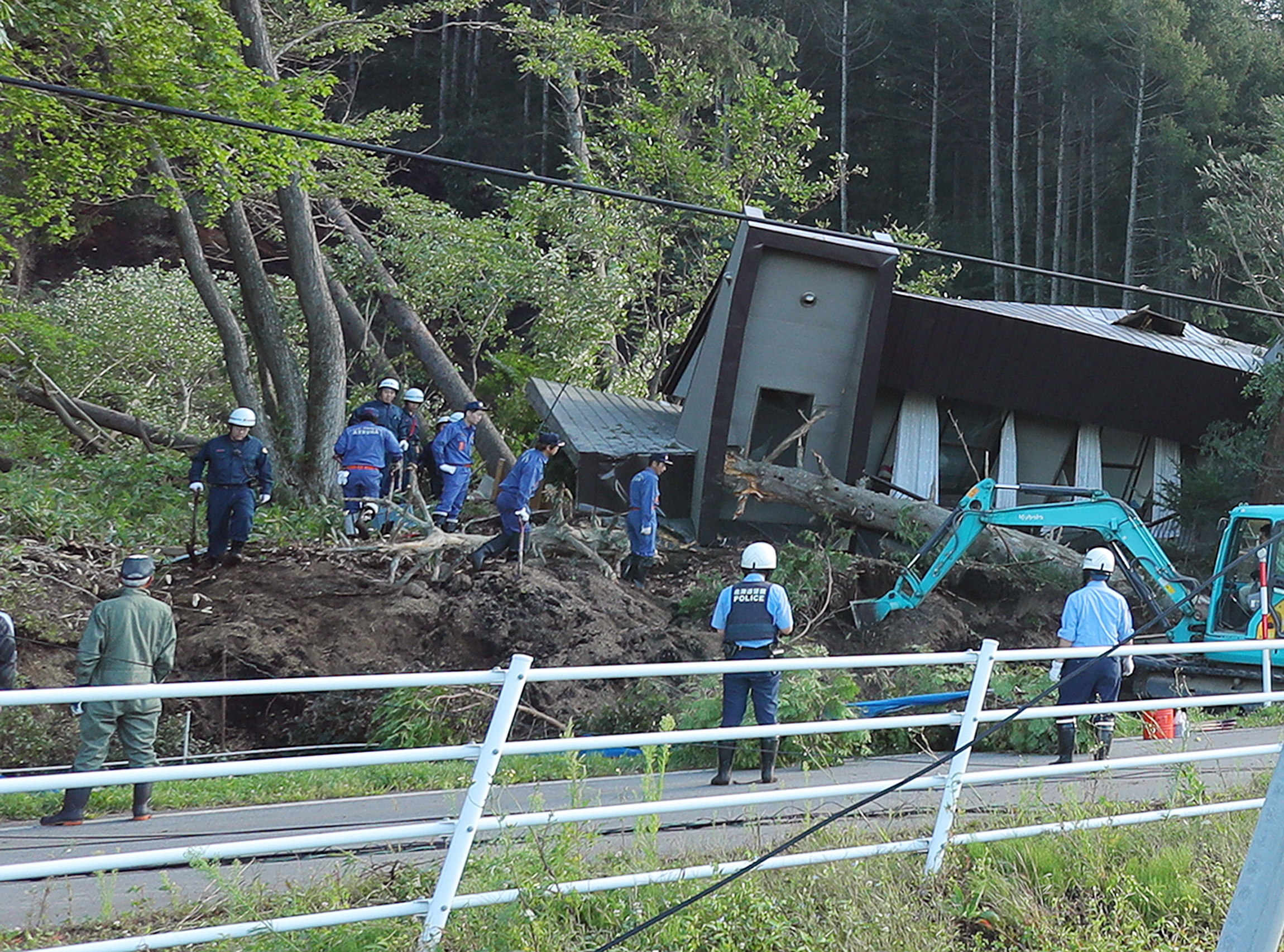 Más de una treintena de desaparecidos tras fuerte terremoto en norte de Japón