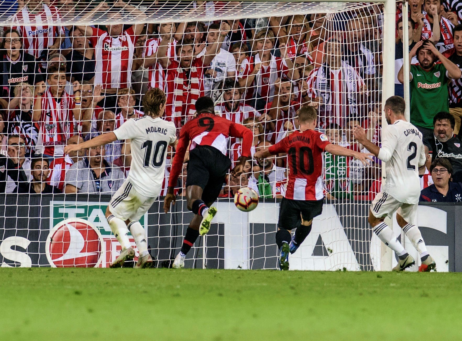 El Athletic frena a Real Madrid en San Mamés y deja de líder al Barcelona