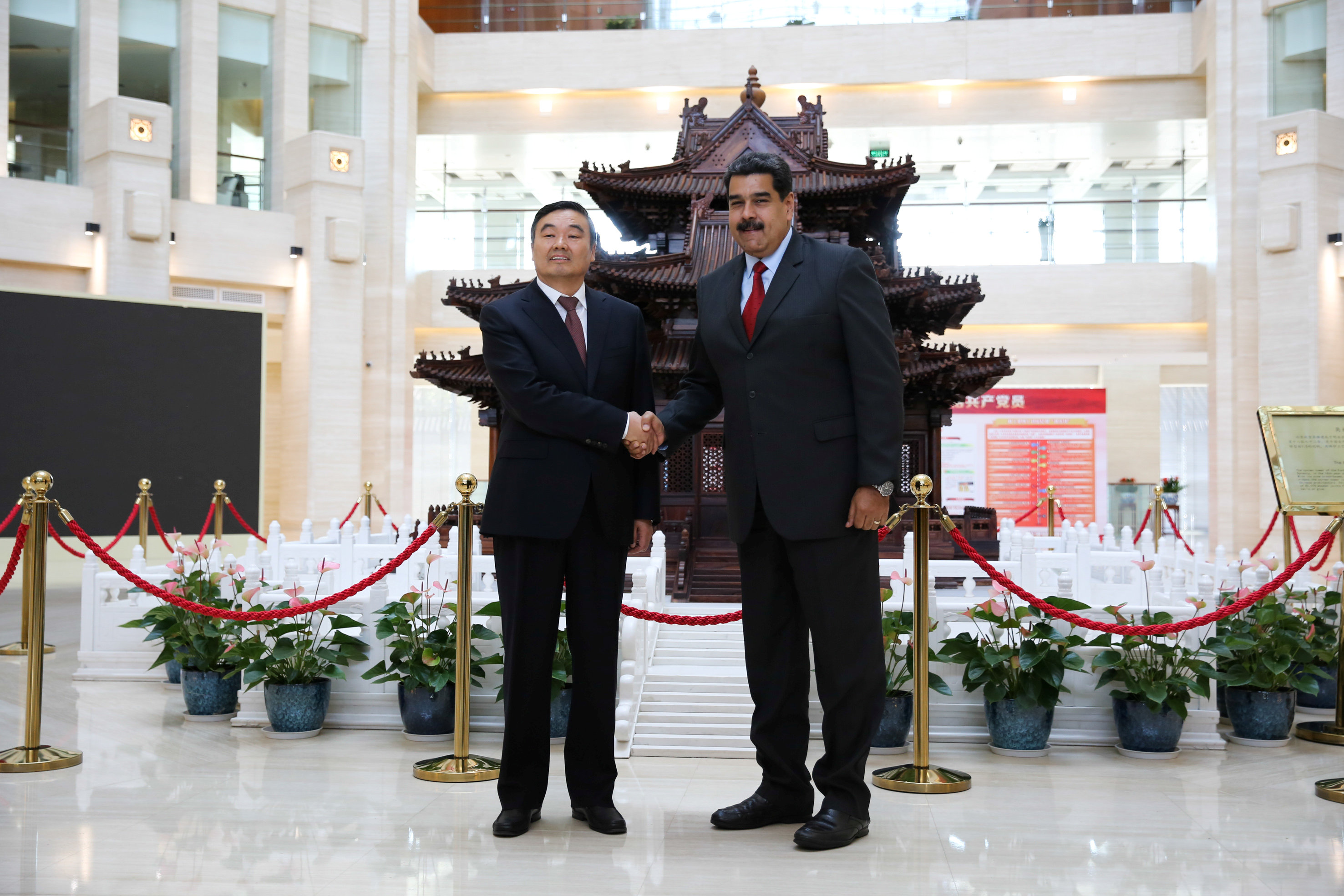 Sumiso al Imperio Chino, Maduro aseguró que los acuerdos “no generan deudas, ni hipotecas”