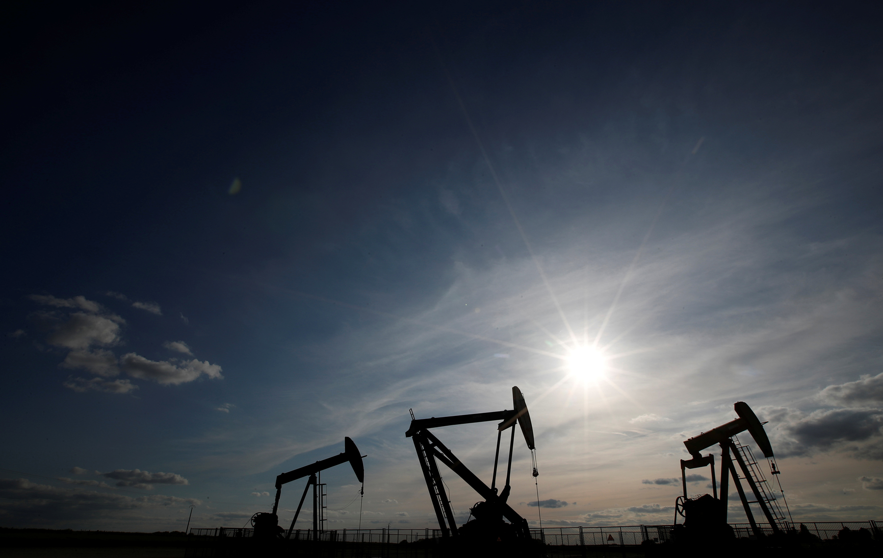 Petróleo subirá porque crisis en Venezuela y sanciones a Irán compensan riesgos por guerra comercial