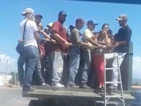 Habitantes de Cumaná se trasladan sobre un camión de volteo ante la crisis de transporte (Video)