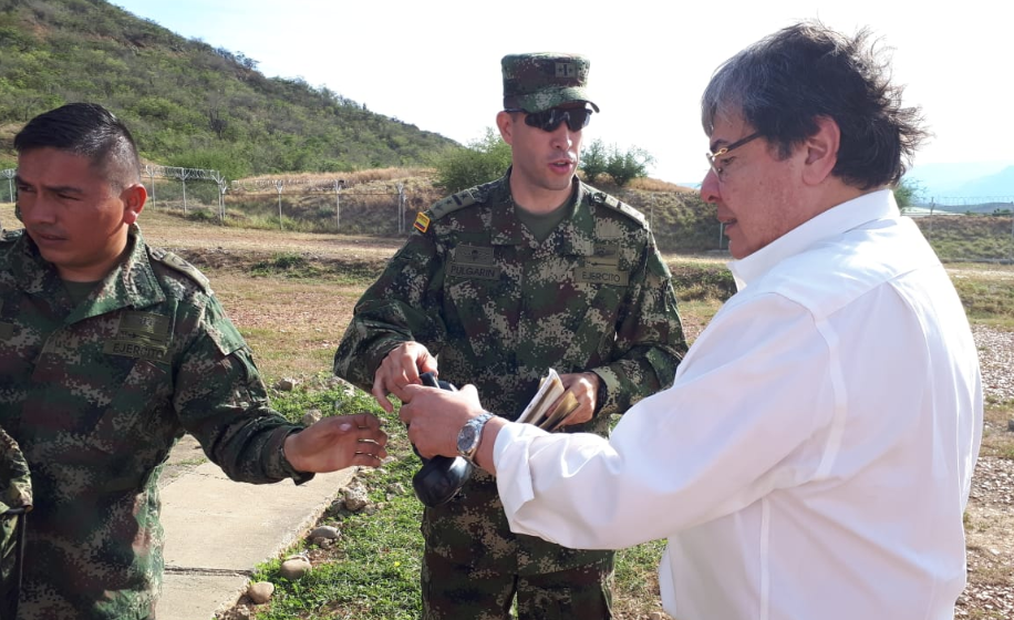 Canciller colombiano iza la bandera donde incursionaron militares venezolanos