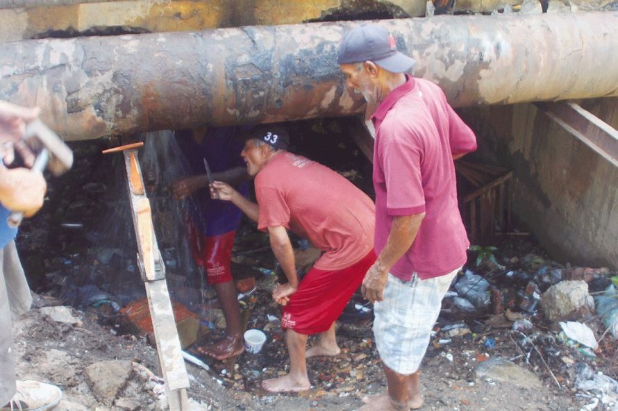 Zulianos desesperados rompen tuberías en busca de agua