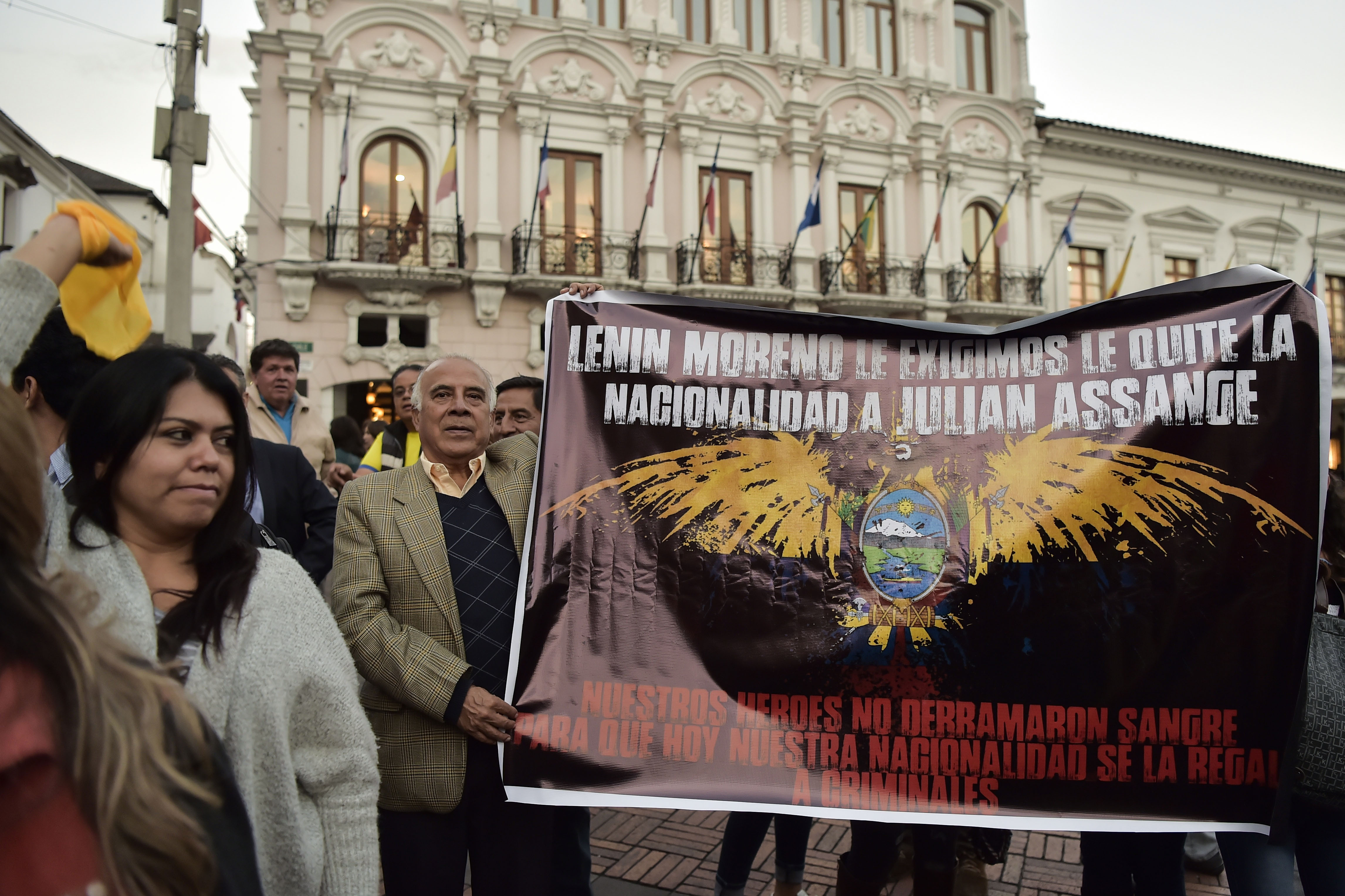 Ecuatorianos exigen a Lenín Moreno que retire la nacionalidad a Julian Assange (Fotos)