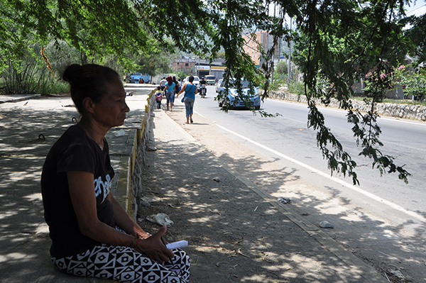 Vargas sin transporte: Pasajeros se desmayan en Playa Grande por largas caminatas