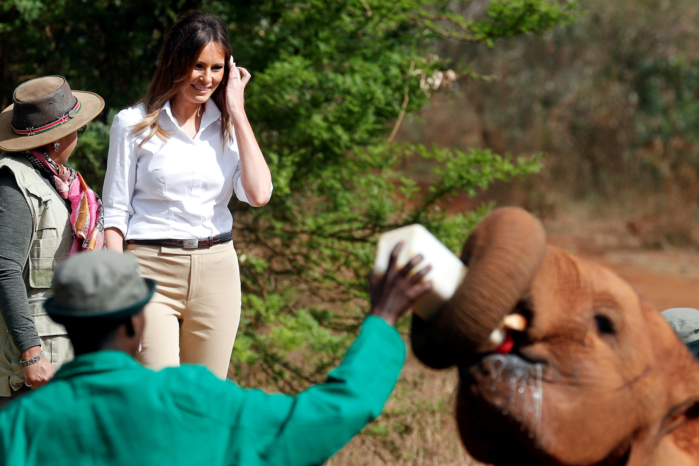 Un elefante bebé se lanza sobre Melania Trump y casi la tumba (Video)