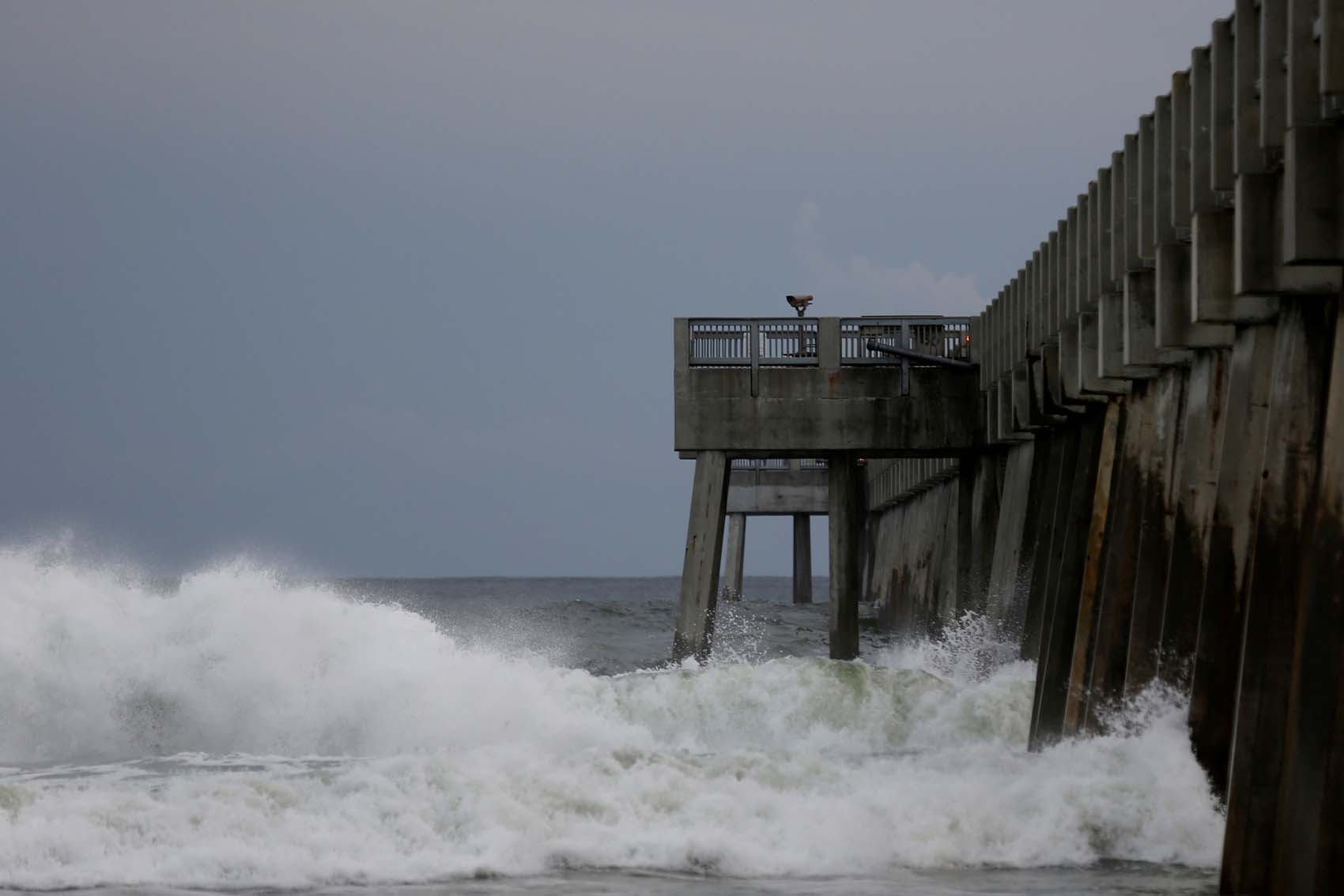 Florida se prepara para recibir al extremadamente peligroso huracán Michael (fotos)