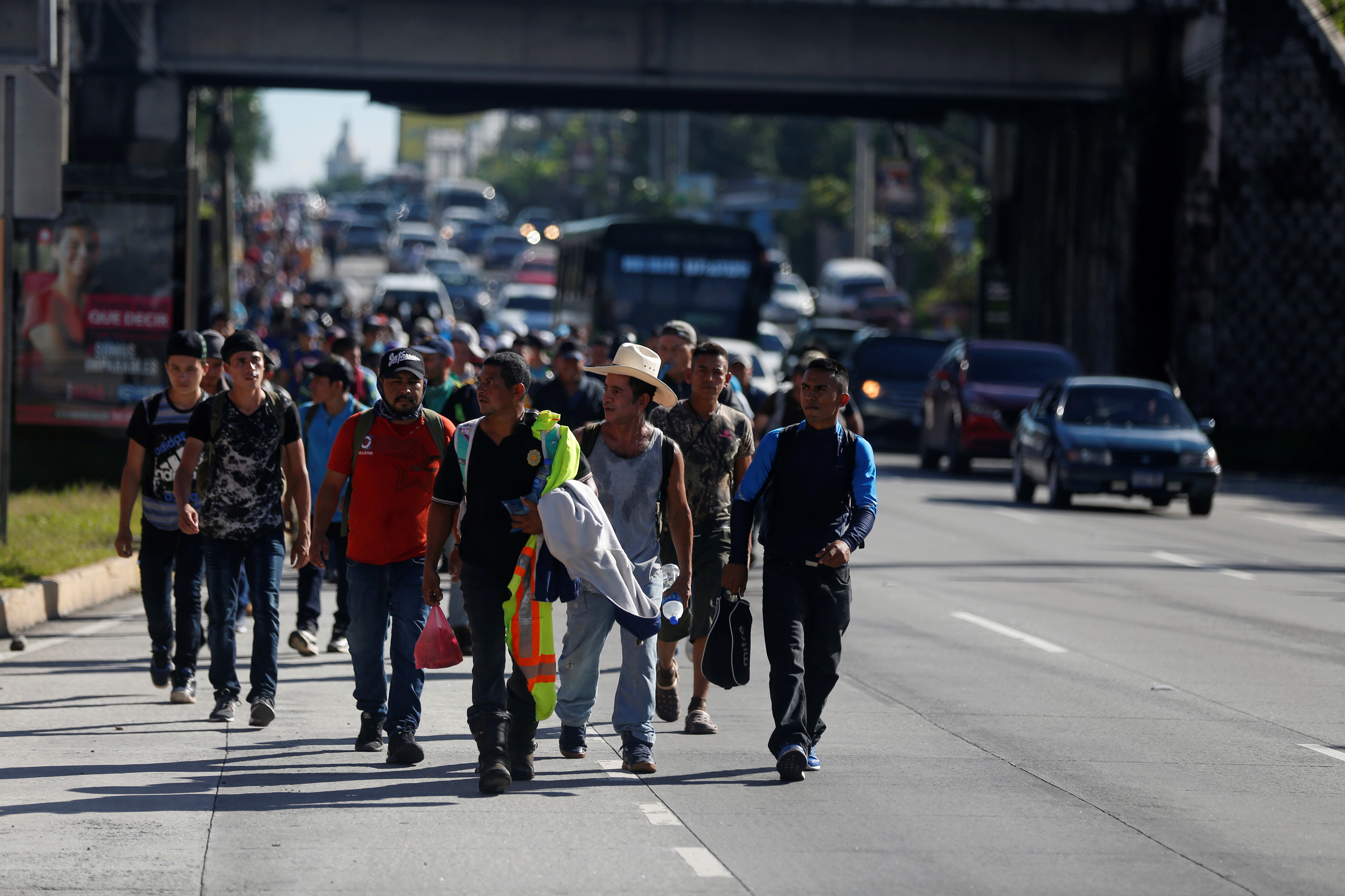 Pobreza y violencia motivaron caravana de salvadoreños, según estudio de OIM