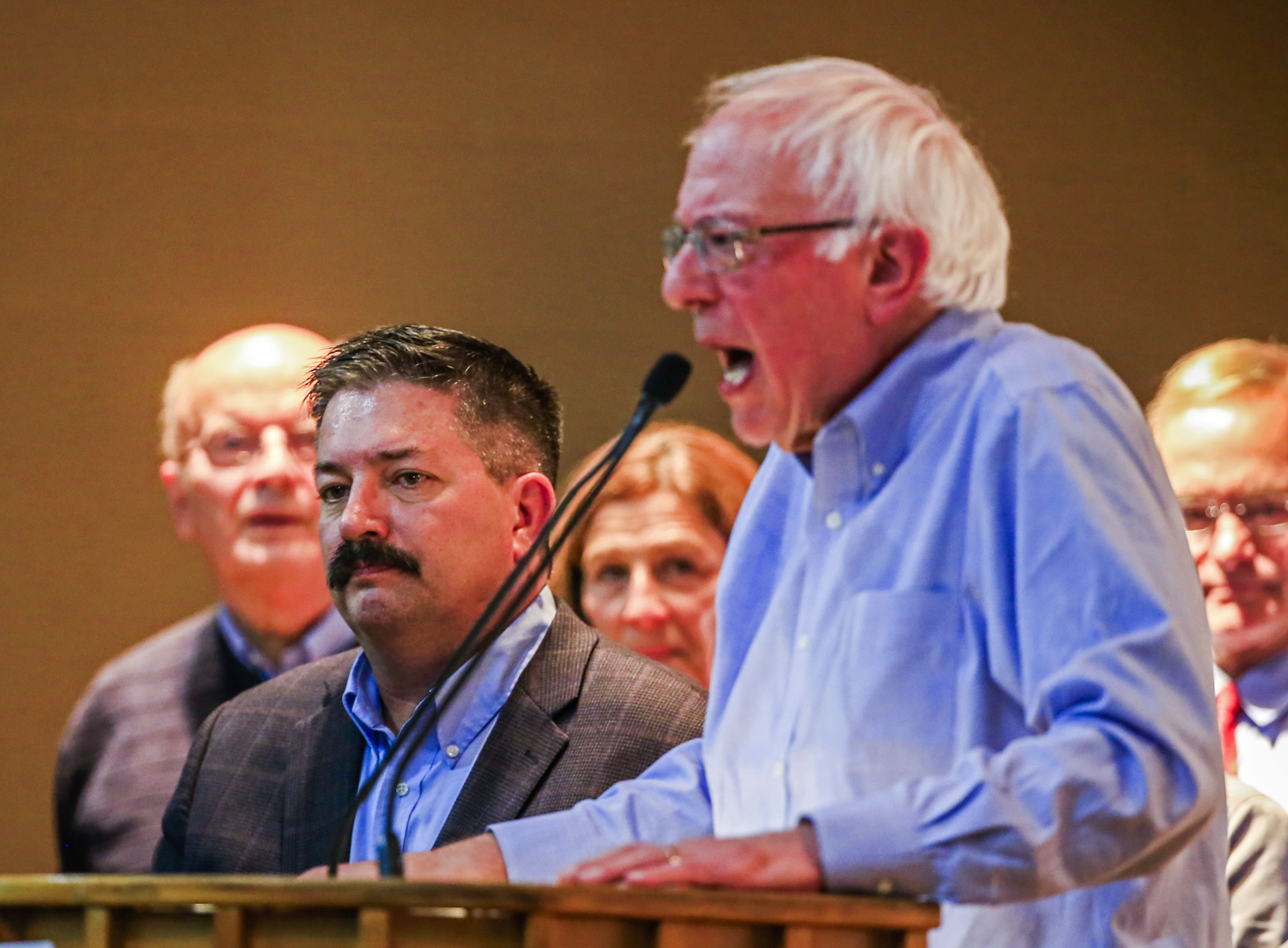 Senador Sanders dice que la tarea de los jóvenes es poner muy nervioso a Trump