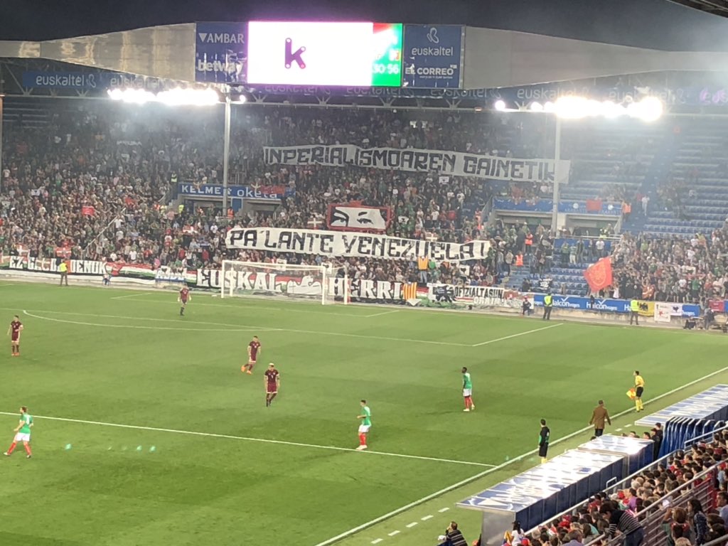 La pancarta con los ojos de Chávez que creó polémica en juego de La Vinotinto (Foto +Susto)