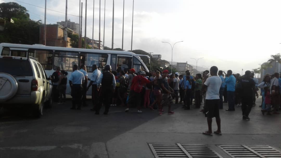 ¡Calientan las calles! Protesta en el terminal de Catia La Mar por falta de transporte