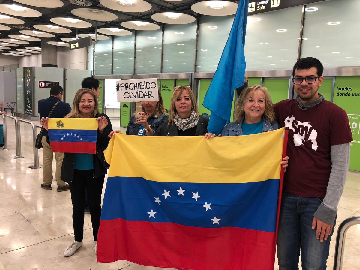 Entonando el Himno Nacional, venezolanos recibieron a Lorent Saleh en España (fotos y video)