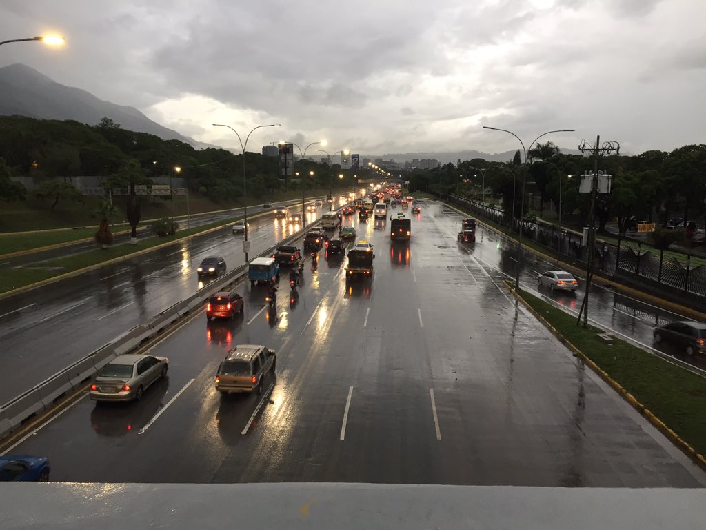 Vehículos quedaron atrapados tras inundación en el distribuidor Altamira (VIDEOS)