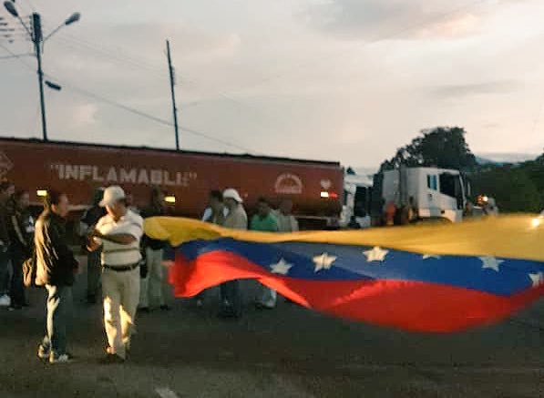 Gandoleros de combustible protestan por detención de dos conductores #10Oct (fotos)