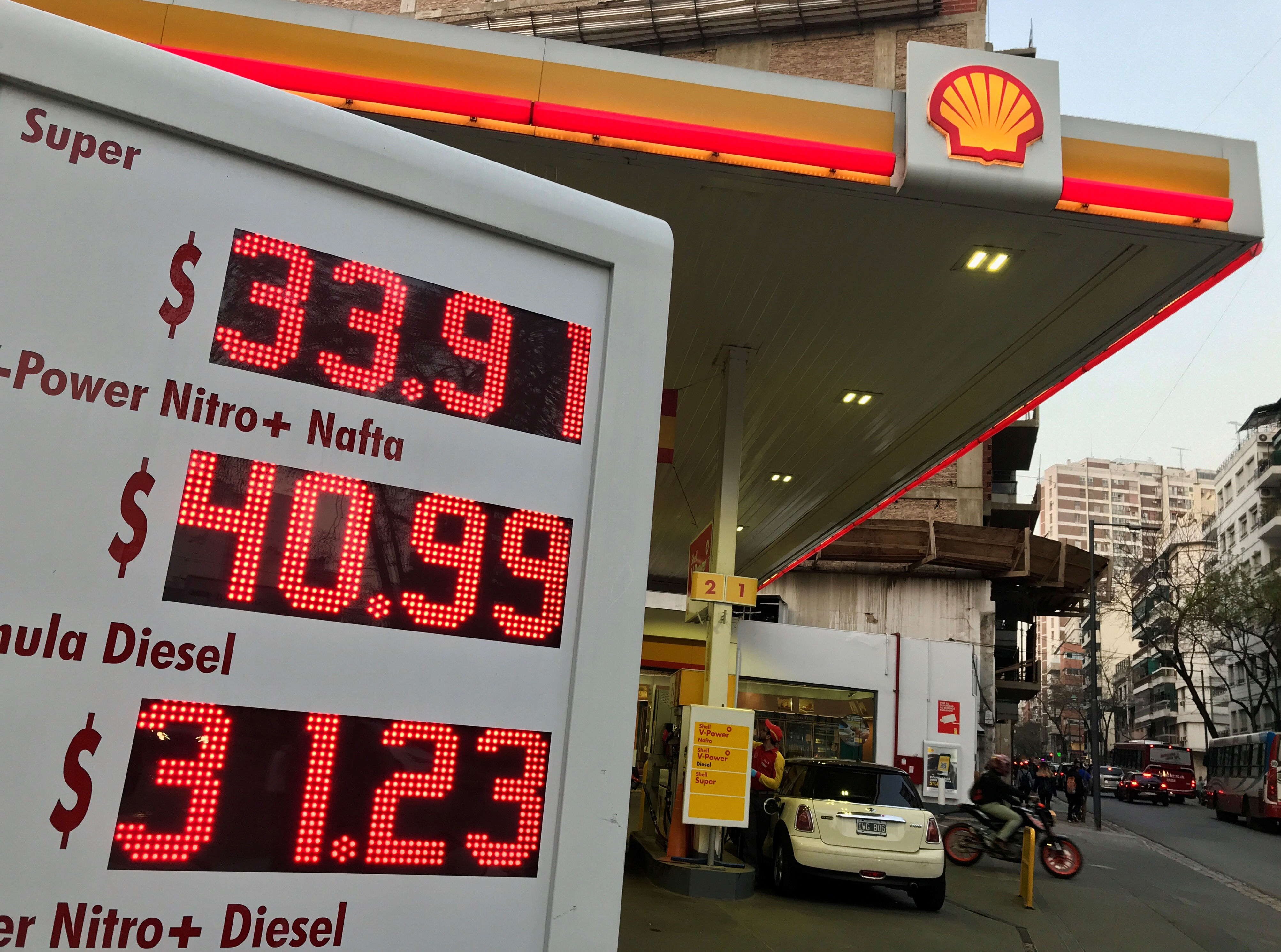 Operadores mundiales estiman que precio del petróleo subirá a 100 dólares en 2019